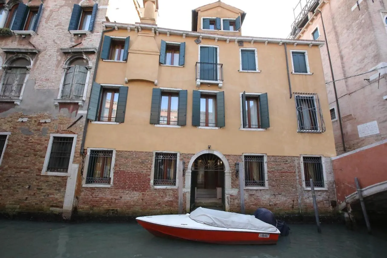 ** Guest house Alla Vigna Venice Italy